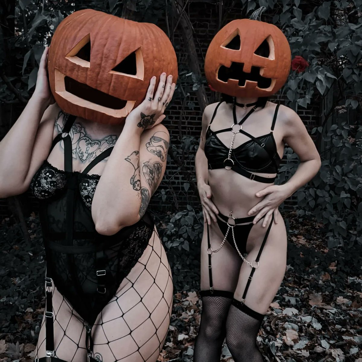 Bl4ckwolv3s666's tweet photo. Me &amp; @JustJuicyJay420 did spooky content together🎃50% off till Monday https://t.co/cZO23hKluT