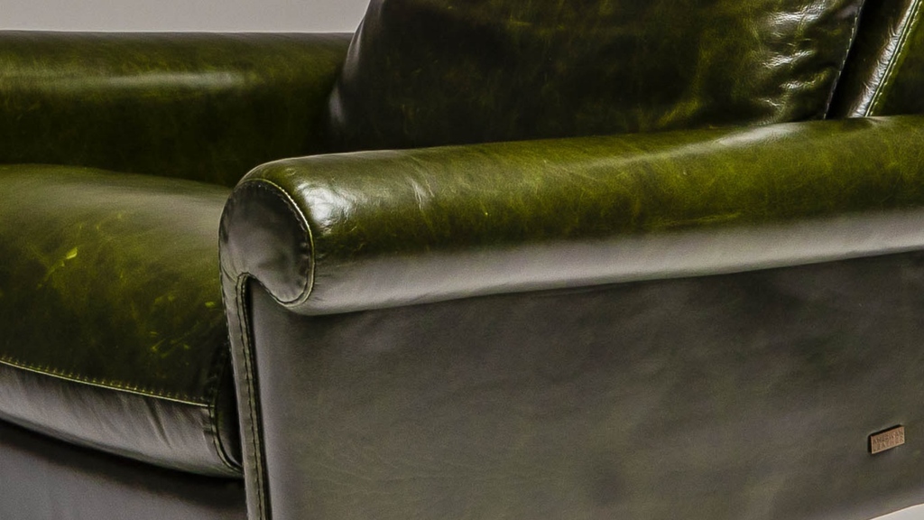 Is there anything more beautiful than all the little details of a leather’s character? Mont Blanc leather is always subtly changing with distinctive color-bursts and a rich patina that develops over time. We wouldn’t have it any other way! l8r.it/K74D