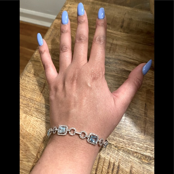 TheRowdyFox's tweet photo. So good I had to share! Check out all the items I'm loving on @Poshmarkapp #poshmark #fashion #style #shopmycloset #bcbgmaxazria #membersonly: https://t.co/Jz2XpHt6vY https://t.co/QMlpmmqkrB