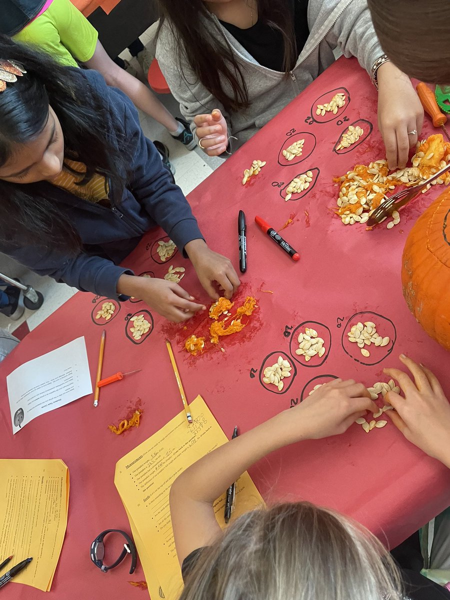 klm1226's tweet photo. Pumpkin 🎃 math 2022 was a huge success! @SalemBosh https://t.co/gPeDZibwtg