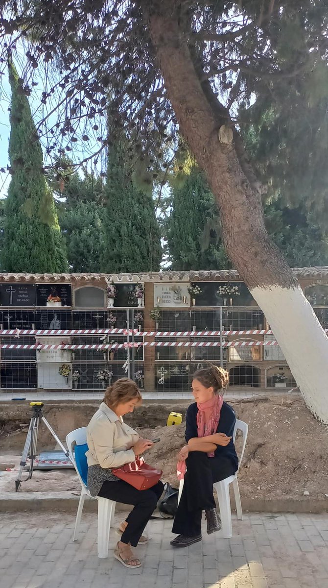 OsunaRecuerda's tweet photo. Robin van Dijken, estudiante de Antropología en la @unisevilla y becaria en la @asana_andalucia, ha entrevistado hoy a Mercedes Mejías, cuyo abuelo está entre los represaliados que yacen en #Osuna. La entrevista buscaba conocer más de cerca los avances del proyecto @OsunaRecuerda https://t.co/WBOcMIcvQK