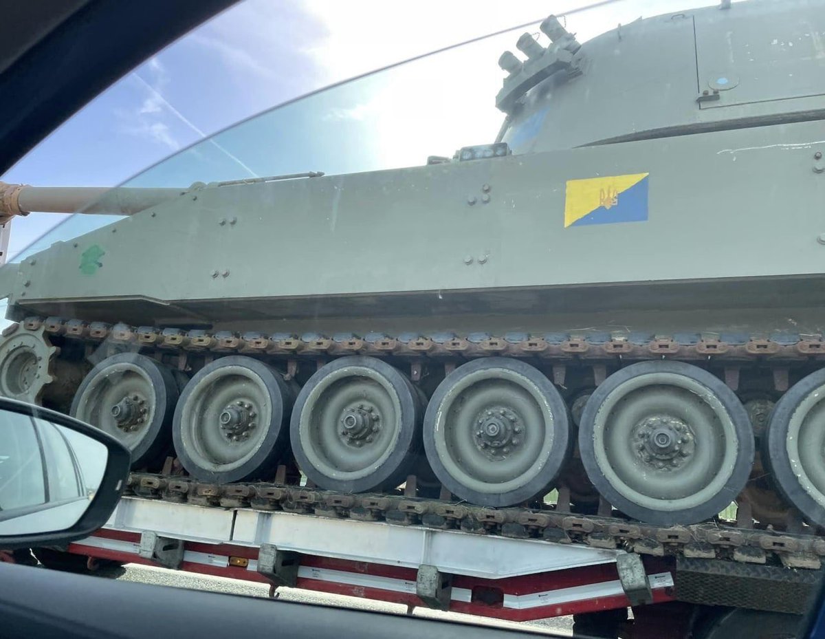 AssistenteNAFO's tweet image. 100% Italian power for our Ukrainian friends
155-mm self-propelled howitzers OTO Melara M109L