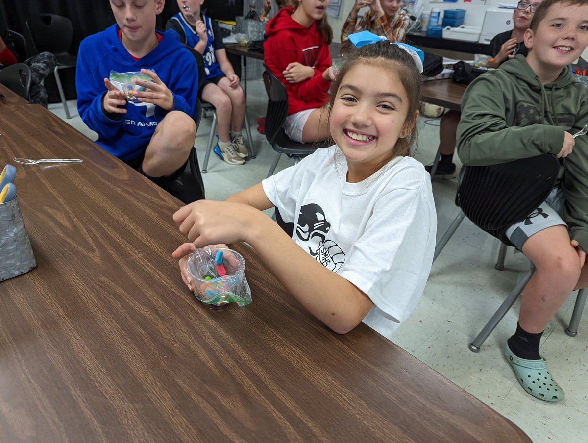 BohdanMary's tweet photo. Learning about the organelles through edible plant cells! @BraelinnStars #bettertogether #clarkfifth #alwaysastar #somuchcandy https://t.co/lqWT7vd9rt