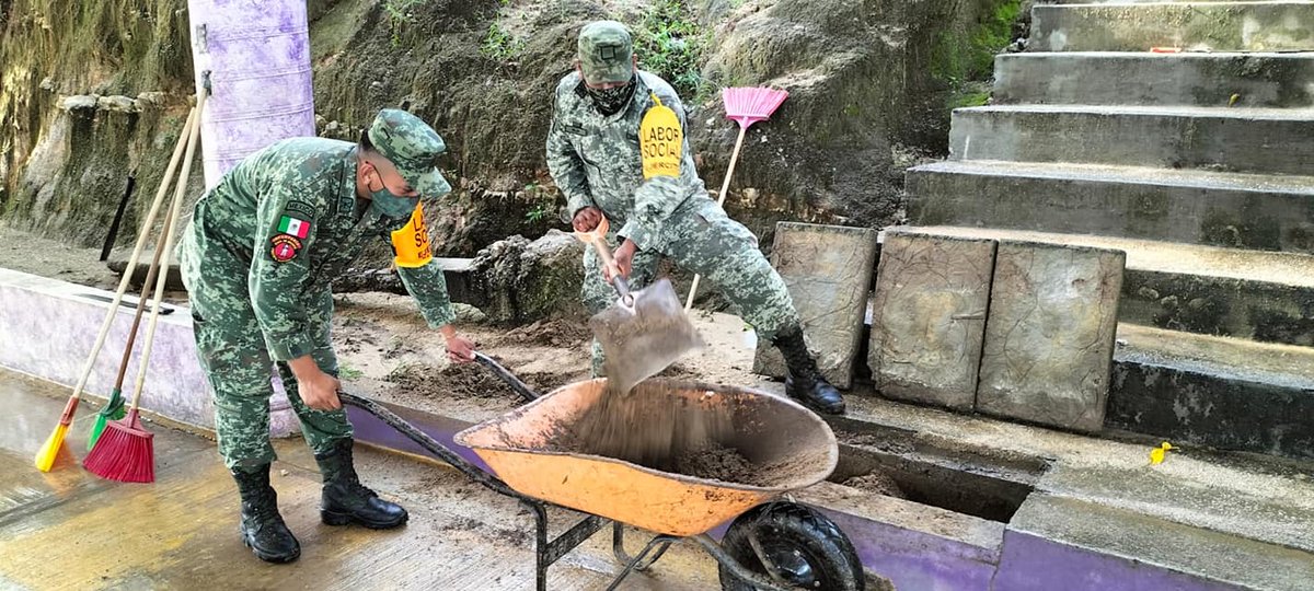 HrPelotonmx's tweet photo. el apoyo y el esfuerzo del #EjercitoMexicano, que trabaja día a día para ayudar siempre al pueblo de México, está ocasión personal del 47/o Batallón de Infantería, jurisdiccionado a la 44 Zona Militar, llevo a cabo actividades de #Labor_Social @EJTO_FAM_GN https://t.co/EoEUMcbLDm