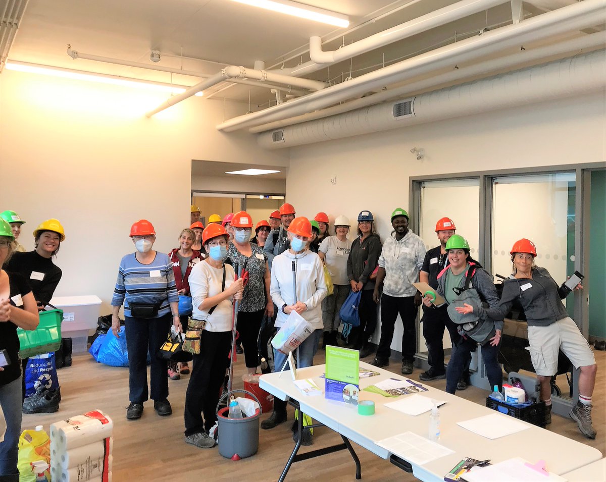 100+ volunteers assembled furniture and cleaned at Embassy Commons in London, which will be home to new tenants next week! Huge thanks to all the volunteers, including groups from <a href="/CanadaLifeCtr/">Canada Life Centre</a>, @bluejayirri,  <a href="/695riverside/">Riverside United Church</a>, along with many individuals and families. #ldnont