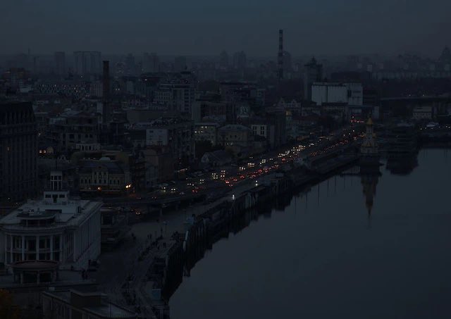 Working without power in Kyiv. Energy companies say the power outages are about to be extended from 4 to 8 hours a day. Still much better than being Russian. That would be the absolute worse. 📷: Reuters / Gleb Garanich