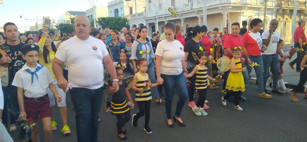 Así fue esta mañana de 28 de octubre en #Cienfuegos. Hoy #Camilo  resurge en la sonrisa de los niños y las niñas que tomaron las calles, hoy la bahía se embellece con flores. #CubaViveEnSuHistoria