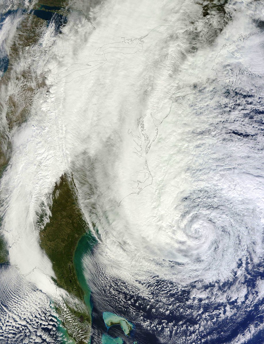 FerragamoWx's tweet photo. 10 years ago, Hurricane Sandy was creeping up the US East coast. Its wind field would soon reach an astonishing 1,150 miles wide as it made a “left hook” into New Jersey as a powerful extratropical storm. https://t.co/I6y2XFIwJ1