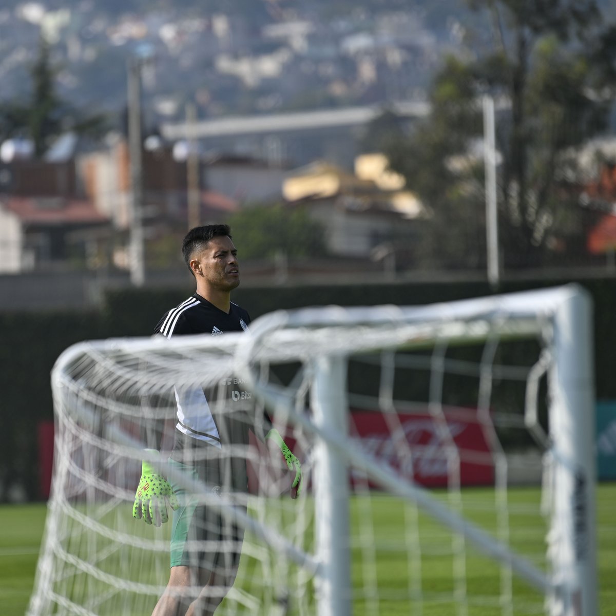 Entrenamiento en el CAR. ⚽️ 🇲🇽 🧤 @yosoy8a. 🧤 @1AlfredoTala. #MéxicoDeMiVida | #FMFporNuestroFútbol