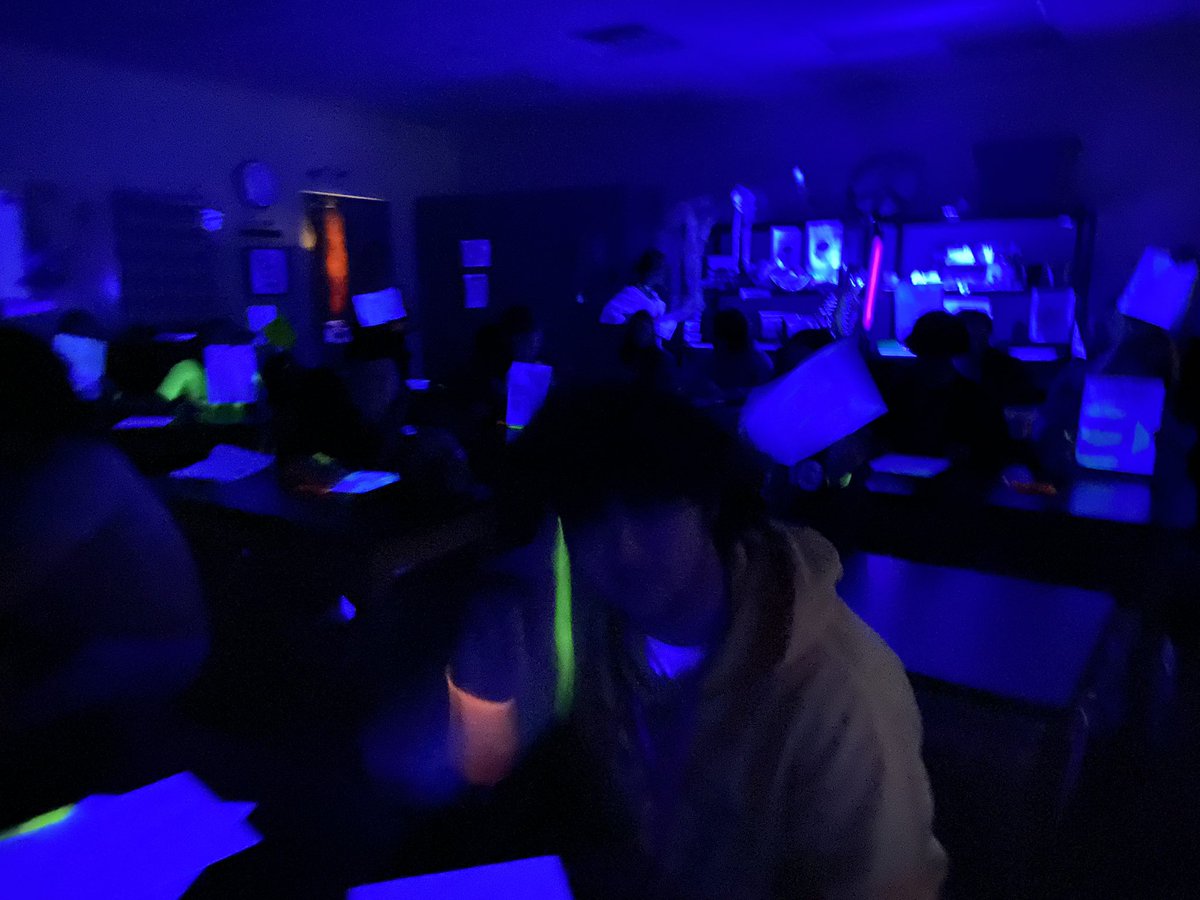 Knightlife_MHS's tweet photo. Knight’s CTE “GLOW UP!”@tennison_toni @MISDCareerTech @MHS_Starkey_AP @MrHollander_MHS #mhscte #lightsoftheworld #glowup https://t.co/hybshV6HgM