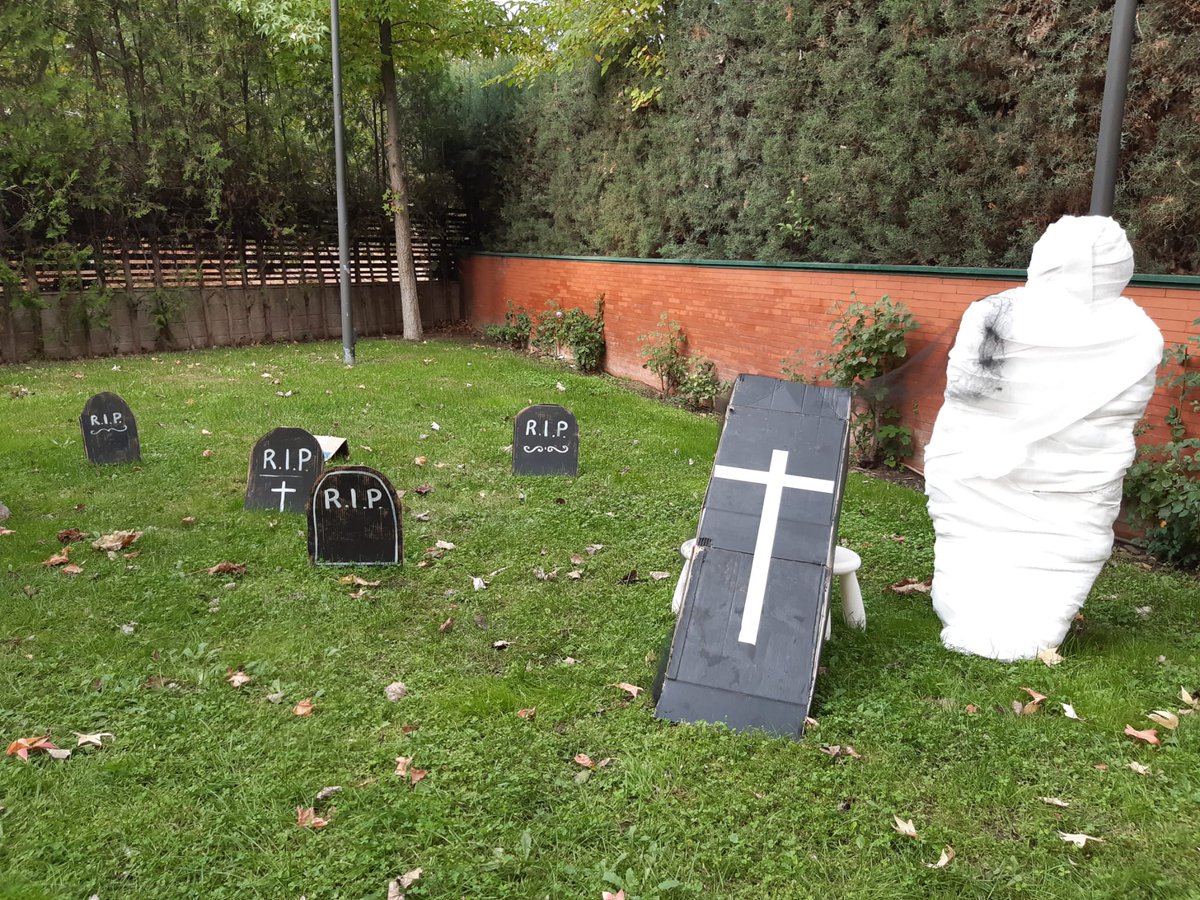 ✅Este es el jardín de Orpea Carabanchel
✅En esta residencia fallecieron por Covid o síntomas 26 personas a 22/10/20 y 21 en hospitales sin clasificar por parte de <a href="/ComunidadMadrid/">Comunidad de Madrid</a> 
✅Se puede montar esta clase de fiesta por nadie?
✅Los responsables deberían ser inhabilitados