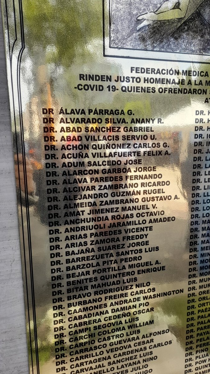 Placa conmemorativa en honor a los héroes médicos que combatieron el COVID. Dr. José Adum Salcedo #honor #héroe #medico #ParqueCentenario