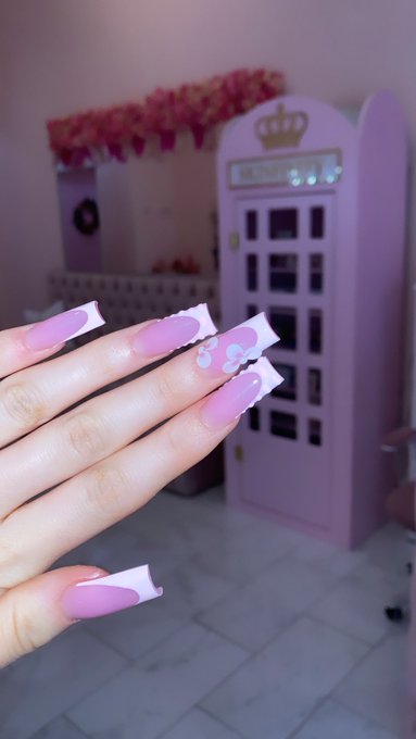 Who&rsquo;s going to reimburse me for my nails 💅 👑 https://t.co/8JHAcVFZf4