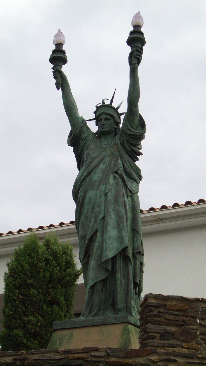 A replica of the Statue of Liberty but with both hands in the air. Image credit INDALOMANIA