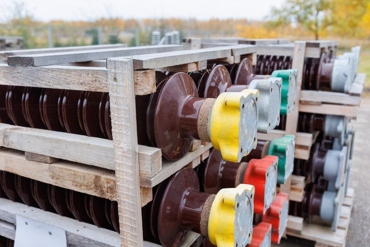 Lithuania urgently sent equipment to Ukraine for the repairing of the power stations and gas pipelines, damaged by russians in the course of their #Kholodomor plan. That was reported by the electricity operator Litgrid. Thank you so much @LithuaniaMFA. @VVoytsitska