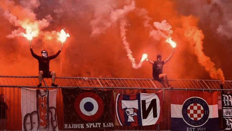 ultrasbenfica__'s tweet photo. Parabéns TORCIDA SPLIT, o grupo mais antigo da Europa! Amigos para sempre. 🔴⚪️🔵 https://t.co/KANH3Ed0BM