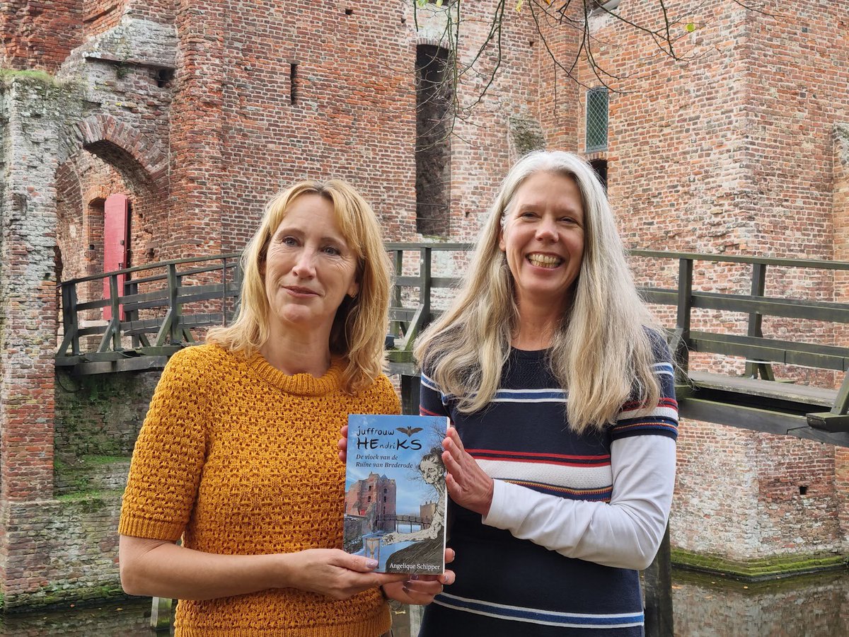 Zo leuk! Samen met topschrijfster Simone van der Vlugt op de foto. Ze is bezig met twee nieuwe historische boeken en bezocht daarom de Ruïne van Brederode! Mijn historische kinderboek over Brederode kreeg ze mee, gesigneerd met een echte ridderpen.