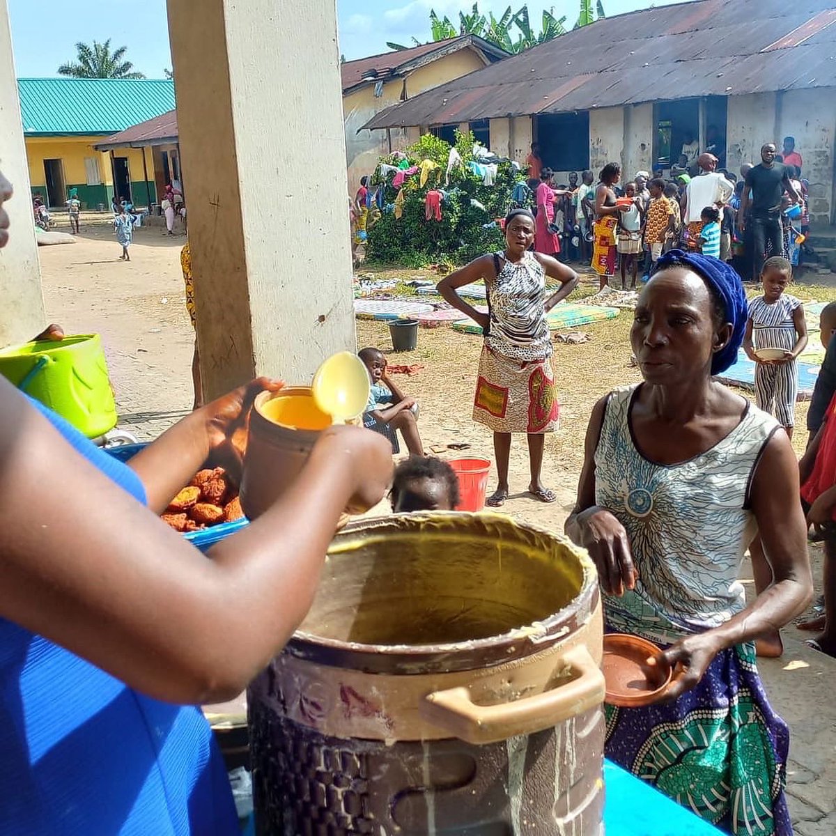 HealingHe3's tweet photo. Feeding over 1000 displaced persons at a camp in Oleh, Delta State. The recent floods left a trail devastation. Join us support the victims.  #FloodingInNigeria #NigeriaFloods #relief @USEmbassyAbuja https://t.co/gEHEPWkbaH