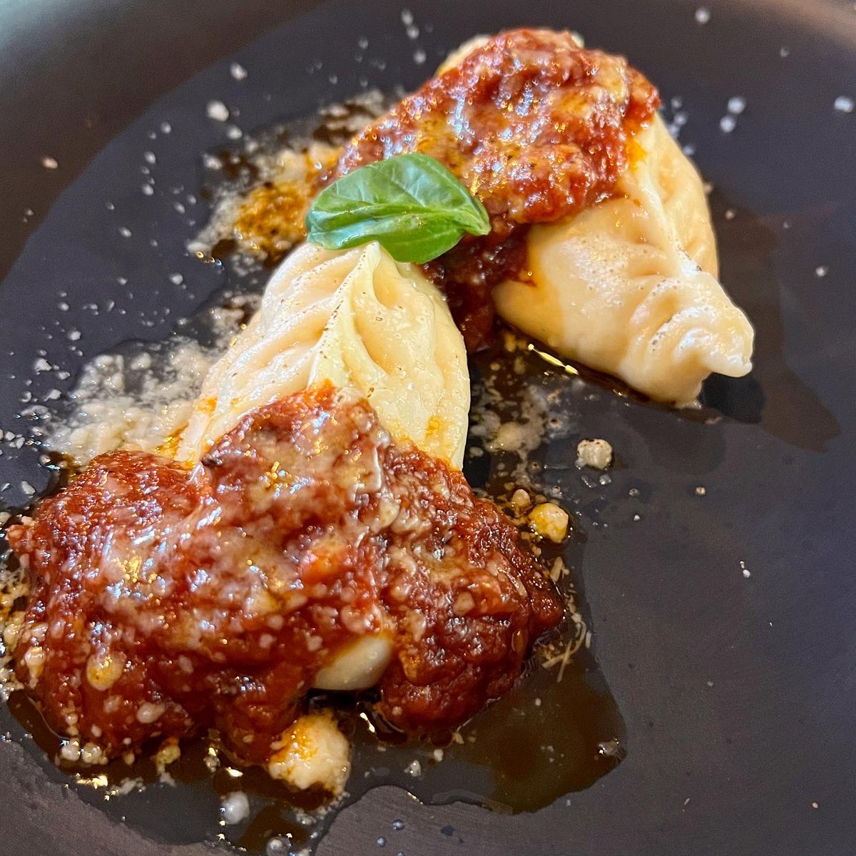 lsuarezdelezo's tweet photo. #Nello está cocinando de cine en #LaPiperna
Culurgiones (un tipo de ravioli típico de Cerdeña, que no había probado nunca) rellenos de lasaña napolitana. Platazo
Tortello de liebre
Tubetti con salsa de alubia verdina, mejillones de Bouchot y sepionet
#QuébiensecomeenMadrid https://t.co/vUW3kr8Hh5