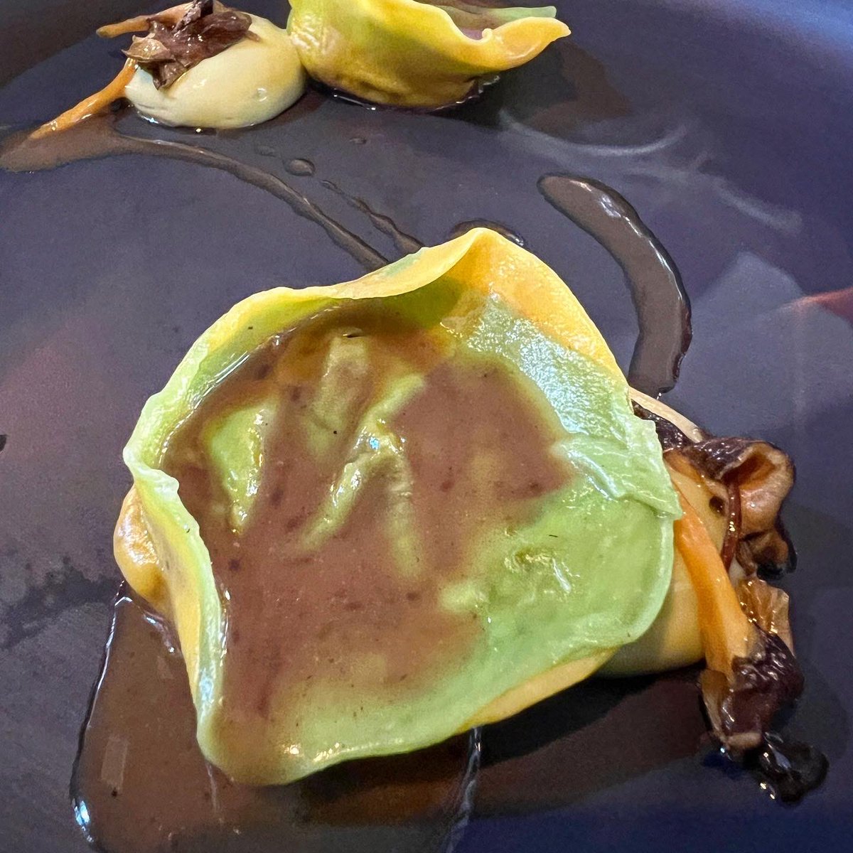 lsuarezdelezo's tweet photo. #Nello está cocinando de cine en #LaPiperna
Culurgiones (un tipo de ravioli típico de Cerdeña, que no había probado nunca) rellenos de lasaña napolitana. Platazo
Tortello de liebre
Tubetti con salsa de alubia verdina, mejillones de Bouchot y sepionet
#QuébiensecomeenMadrid https://t.co/vUW3kr8Hh5