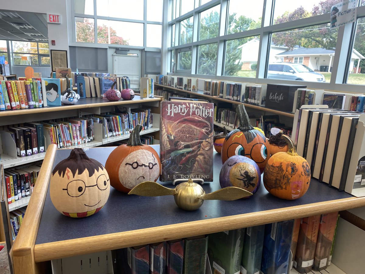 SEESrSIX's tweet photo. Autum is pumpkin season! Here are just a few of our pumpkins created by students to highlight a favorite character in a book! #BooksRule #EaglesCreate @EllieContreras5 @april2599gm https://t.co/rek70JaNJC