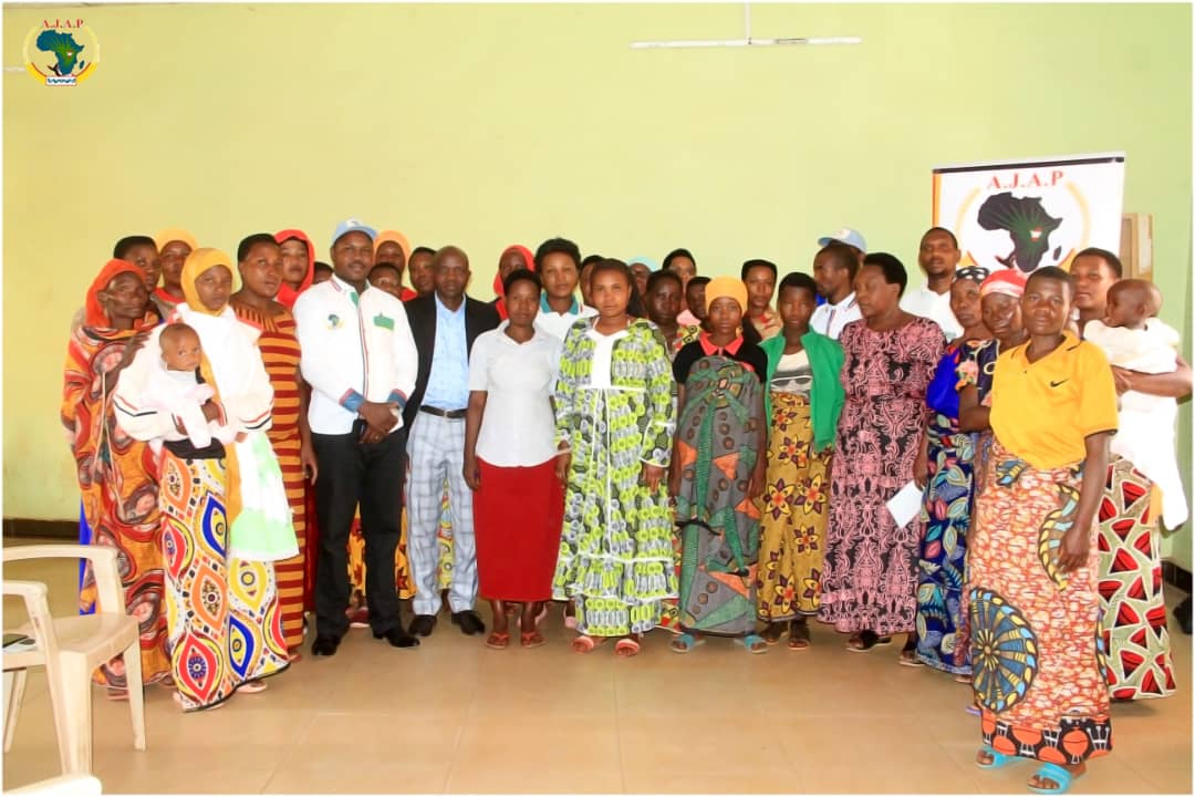 ajapafricaine1's tweet photo. Avec l’appui de #wphfund via #ONU_Femmes, l‘@ajapafricaine1 poursuit du 28-29/10/2022 la formation à l'intention des femmes et filles sur la consolidation de la paix et la cohésion sociale en commune #butihinda en @MuyingaProvince @UN_Burundi @MinEACJSCBdi @GenreMinistere https://t.co/MEPhW9TT3H