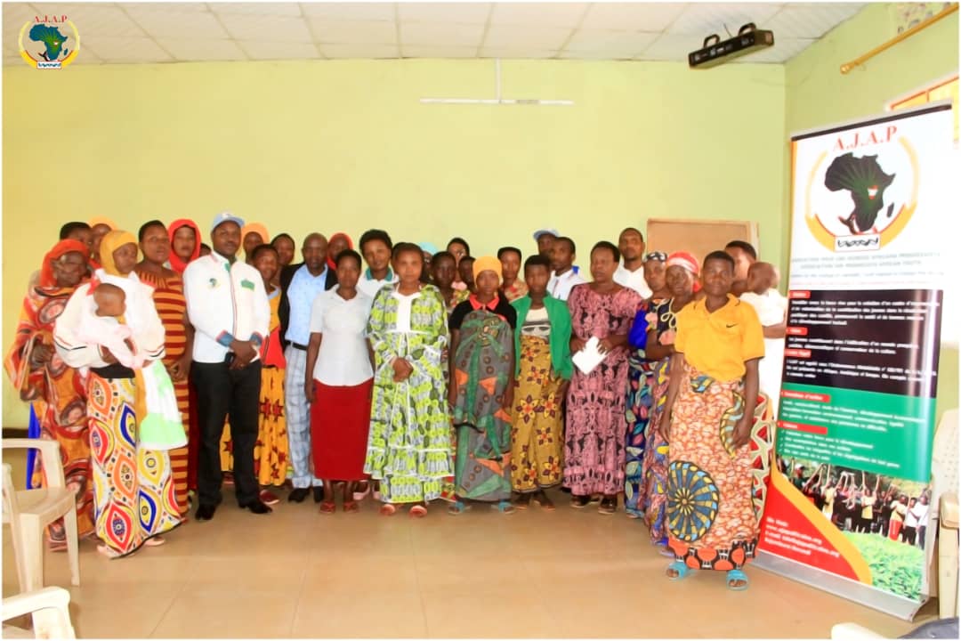 ajapafricaine1's tweet photo. Avec l’appui de #wphfund via #ONU_Femmes, l‘@ajapafricaine1 poursuit du 28-29/10/2022 la formation à l'intention des femmes et filles sur la consolidation de la paix et la cohésion sociale en commune #butihinda en @MuyingaProvince @UN_Burundi @MinEACJSCBdi @GenreMinistere https://t.co/MEPhW9TT3H