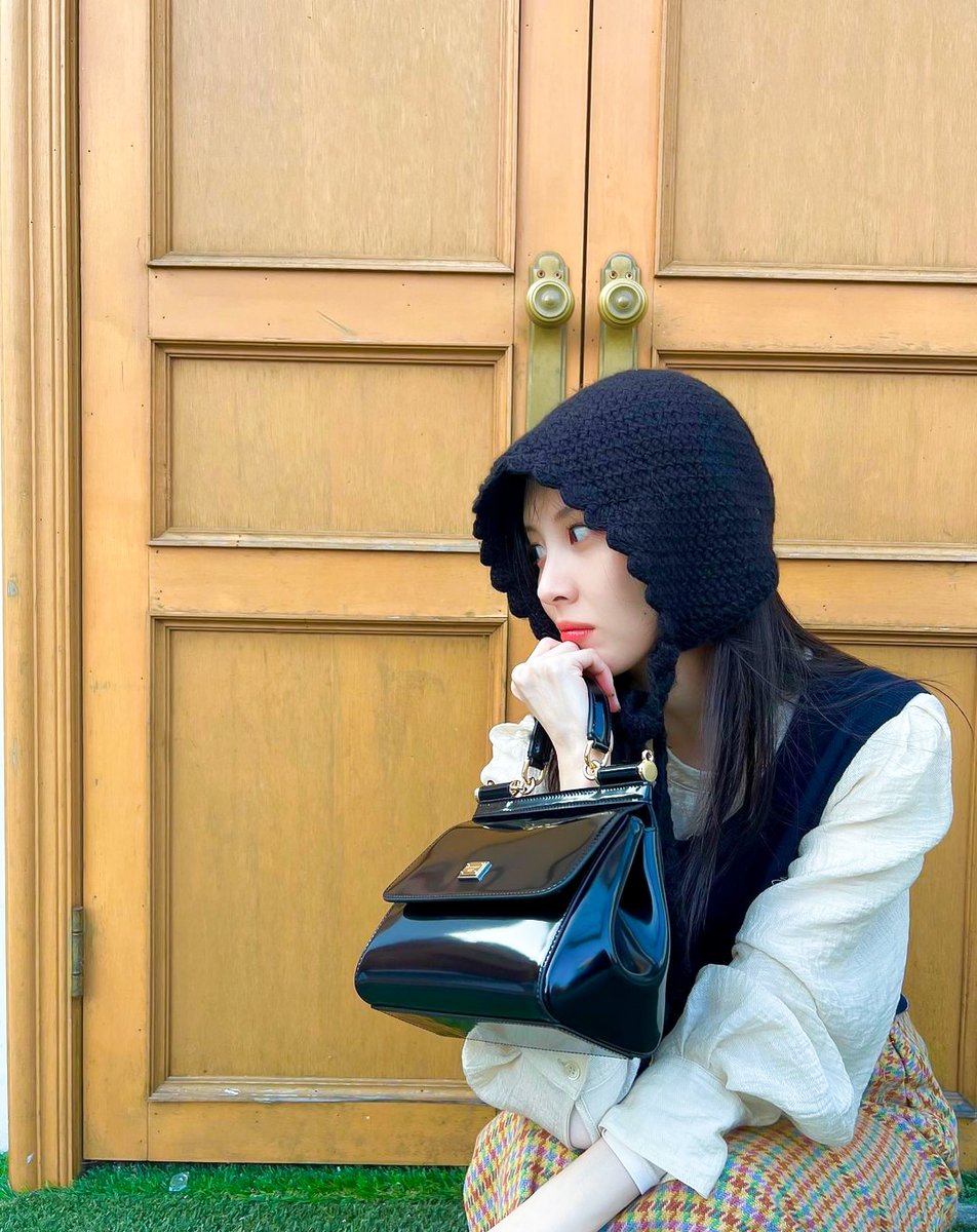 SeohyunPoint's tweet photo. INSTAGRAM COMMENT | #SEOHYUN #서현 

Dewl: ❤️❤️❤️❤️❤️😍
🐰: ❤️😍❤️ 😍
(Guess it is next Dewl campaign!)

Oh Jae Hyeong: How can the bag look that perfect (for you)
🐰: Kkyaa it's so pretty isn't it 👜 https://t.co/uuvKggi37u