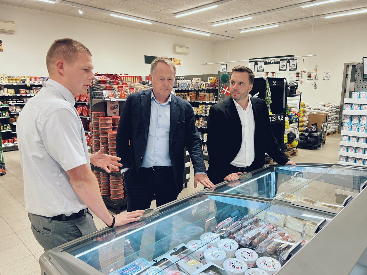 1/3 Endnu et godt politiker-besøg med erhvervsminister <a href="/simonkollerup/">Simon Kollerup</a> fra <a href="/Spolitik/">Socialdemokratiet</a> og <a href="/KonservativeDK/">Det Konservative Folkeparti</a>’s <a href="/JakobAxel67/">Jakob Axel Nielsen</a> til Min Købmand i Østerild, der har ca. 500 indbyggere og som - ligesom mange andre mindre dagligvarebutikker i #dkprovins - er mærket af høje energipriser #dkpol