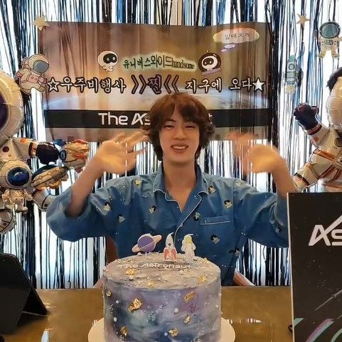 purpleworld0620's tweet photo. this is the first time that seokjin brought the topic about his military enlistment, he even called it 'our voldemort' cause its the topic that we've feared to happen. Oh Jin! I'm crying 😭💔

I LOVE HIM SO MUCH
#TheAstronaut #진 #Jin #BTSJIN #방탄소년단진 #BTSARMY #BTS https://t.co/Tj57NqYPXR