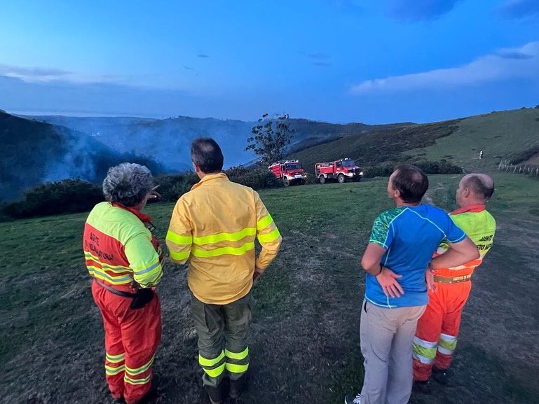 GuillermOngayo's tweet photo. 🔥 He informado junto al presidente @RevillaMiguelA de la situación actual de los #IIFF en #Cantabria. 
➡️ Activado Nivel II del #INFOCAN
➡️ 5 activos
➡️ 2 estabilizado
➡️ 6 controlados https://t.co/dqK5lsu8z9