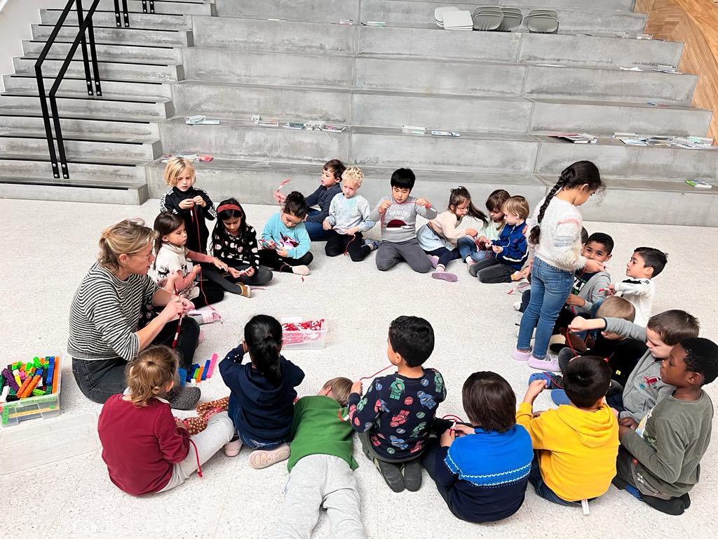 GOinAntwerpen's tweet photo. Opening van nieuwbouw - Danielle Van Ast: "Dit gebouw ondersteunt de kinderen op de meest optimale manier: ze worden uitgedaagd, geïnspireerd, gaan zelf op zoek en construeren. O.l.v. bekwame leraren komen ze hier op een persoonlijke manier tot leren."

#GObouwt #GOschittert https://t.co/lzl2fBskBV