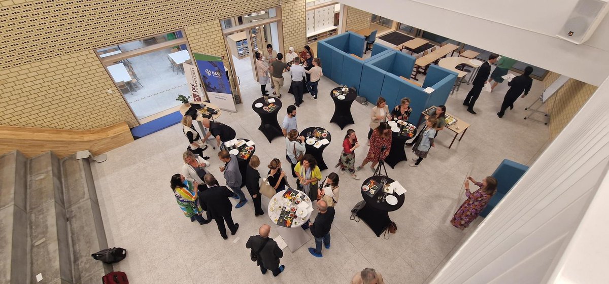 GOinAntwerpen's tweet photo. Opening van nieuwbouw - Danielle Van Ast: "Dit gebouw ondersteunt de kinderen op de meest optimale manier: ze worden uitgedaagd, geïnspireerd, gaan zelf op zoek en construeren. O.l.v. bekwame leraren komen ze hier op een persoonlijke manier tot leren."

#GObouwt #GOschittert https://t.co/lzl2fBskBV