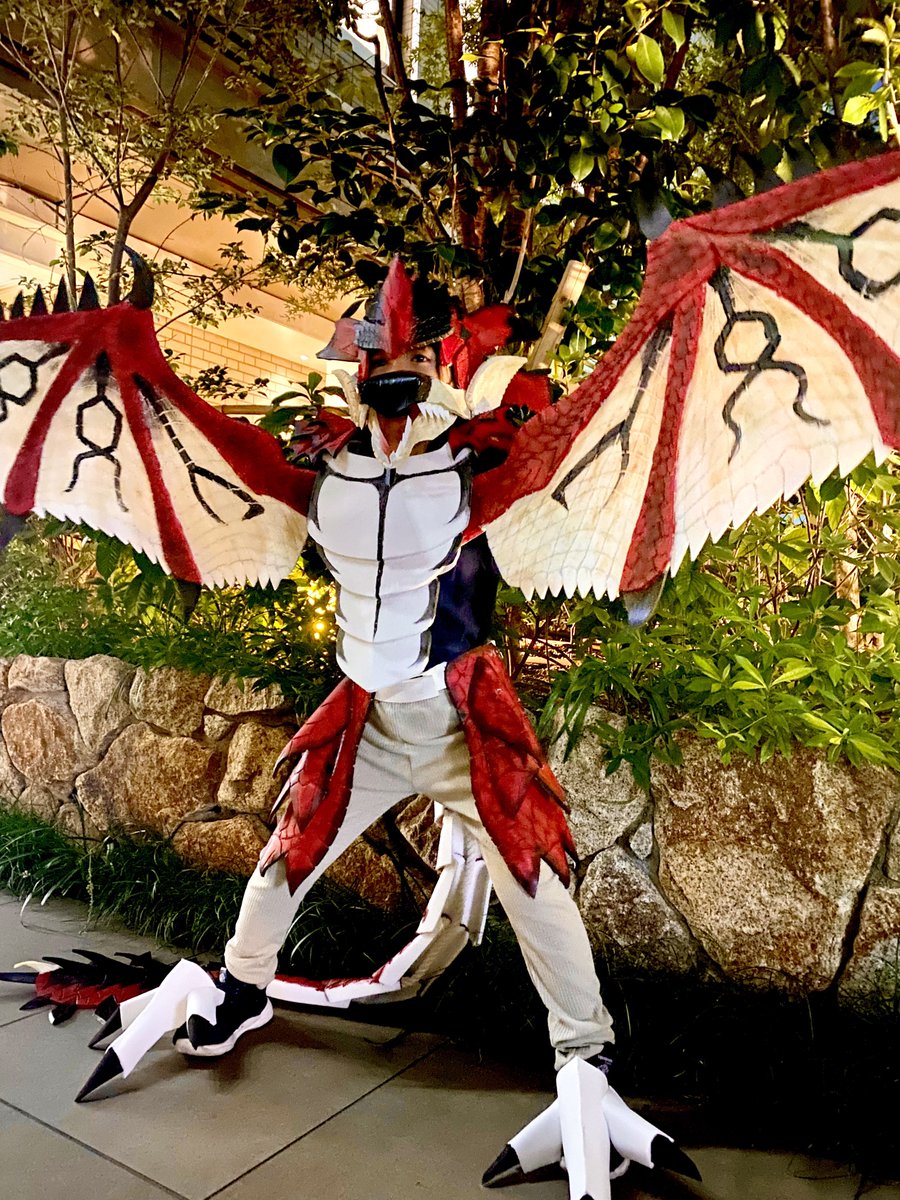 HandmadeDen's tweet photo. 衣装が完成したので家の前で記念撮影。
明後日の保育園ハロウィンパーティに着ていきます。
#モンスターハンター #リオレウス https://t.co/tBoWHZcX5e