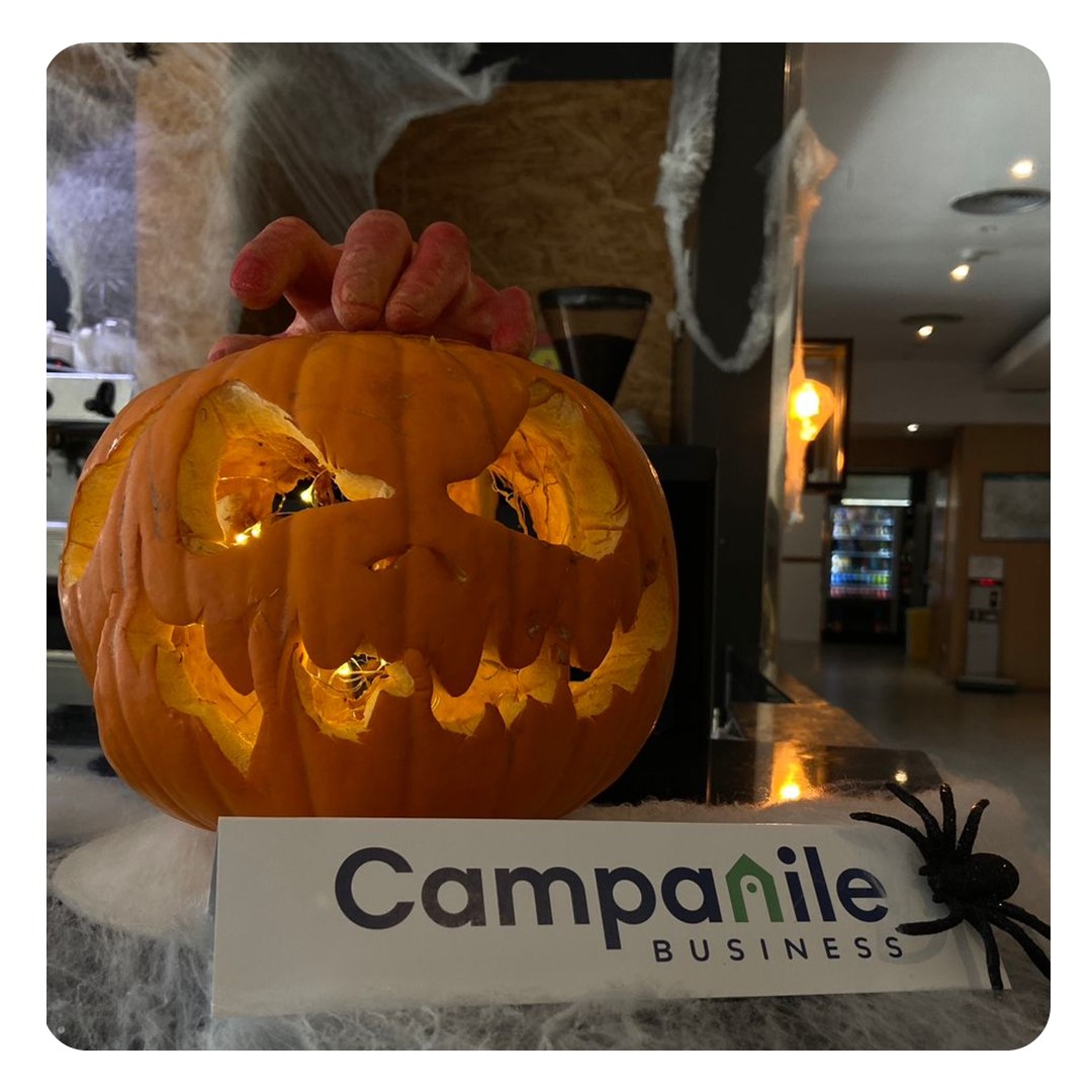 L@s futur@s chefs... ¡nos dan calabazas!
El alumnado en prácticas de la Escuela de Turismo del Caribe ha hecho estas preciosas calabazas para #CampanileCornellá. ¿Os habés fijado en la mano? 😆

#campanileandyou #escueladeturismodelcaribe #estudiantesméxico #halloween