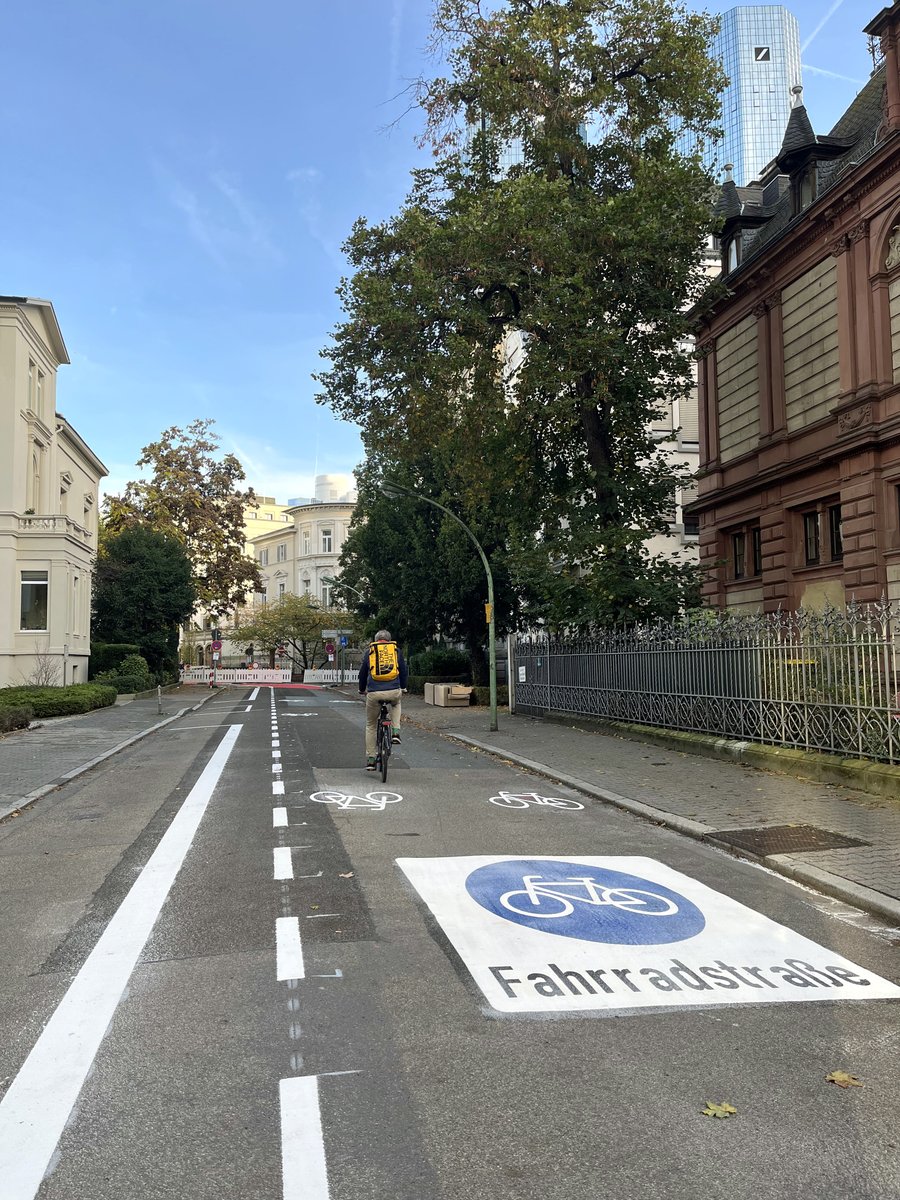 Stadt_FFM's tweet photo. Die Arbeiten sind in vollem Gange: Der Kettenhofweg wird aktuell zur Fahrradstraße umgebaut. 🚲 https://t.co/T4fJuZ6EYS