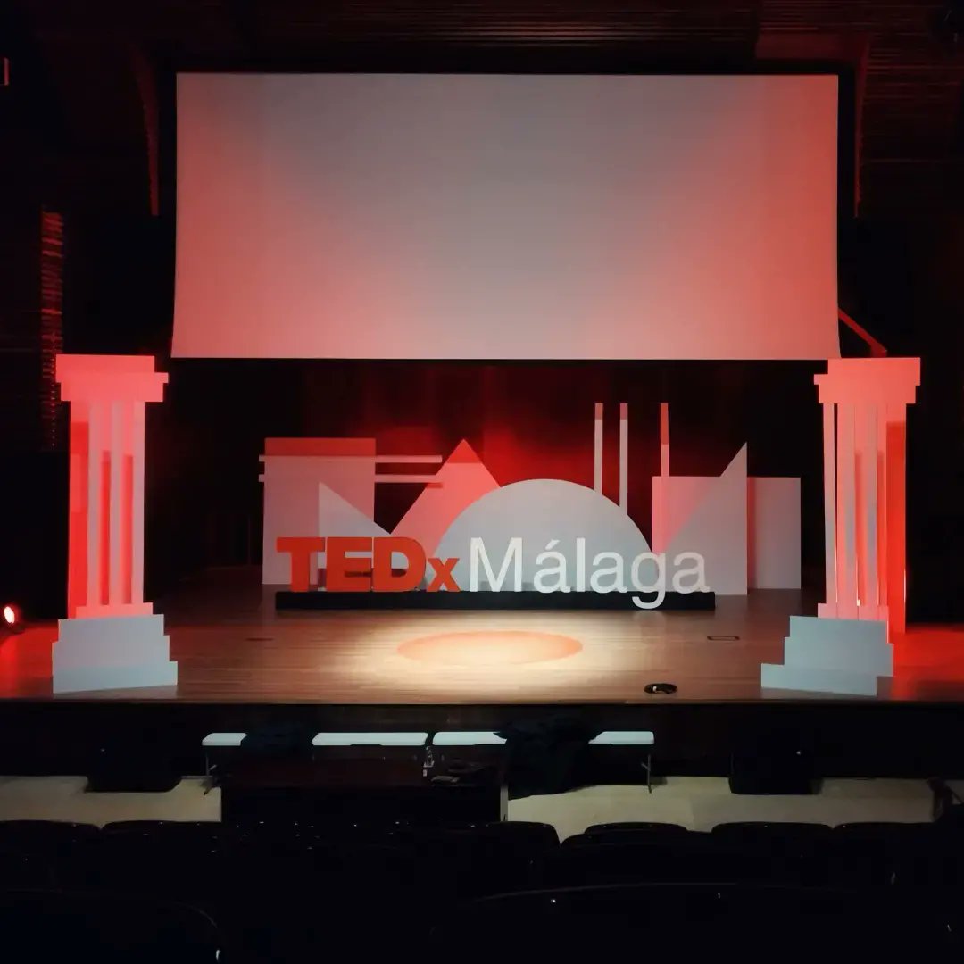 rojomandarina's tweet photo. Escenografía para el evento @tedxmalaga_ Concepto de #diseño :Abstraccion de formas geométricas puras y forum griego. Juego visual que se adapta a cada ambiente e iluminación.
#diseñodeescenografia  #geometria #escenografía  #tedxmalaga22 #diseñodeespacios #diseñoindustrial https://t.co/iEms59IJSz