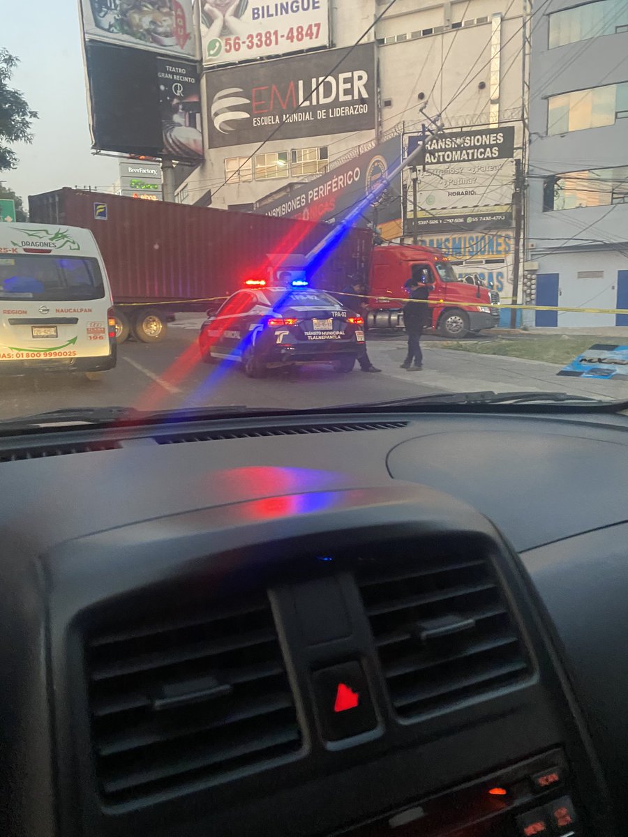 Tráfico pesado por lateral de Periférico a la altura de mundo E por choque de trailer <a href="/trafico889/">Radio Tráfico Total</a>