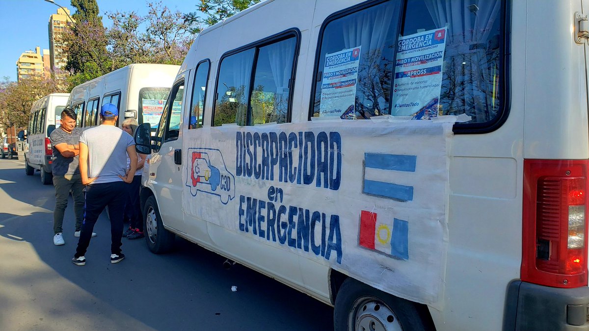leoguevara80's tweet photo. #AHORA comenzó la marcha de trasportistas de discapacidad por el centro y amenazan con dejar de trabajar para la provincia por la deuda que tienen desde el Ministerio de Salud "no podemos mantener los vehículos" dijeron. Esta tarde también hay marchas. Movil @radiomitrecba. https://t.co/UvYrfFDjPA