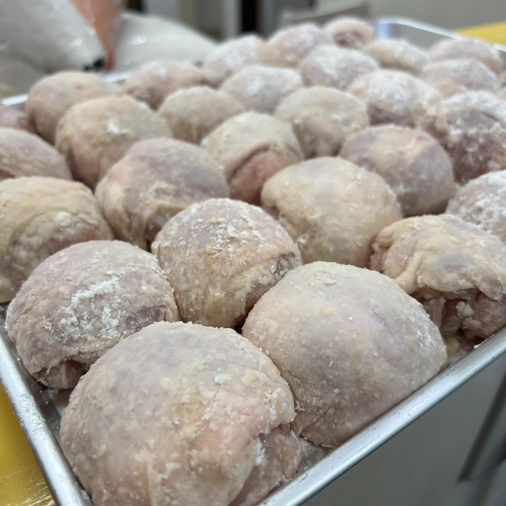 @hamagohan_r 【超ジューシーな唐揚げ】
①鶏を掃除し、4等分に切り、塩、醤油、胡麻油、生姜で一晩漬け込む。
②肉に片栗粉をまぶし、余分な片栗粉を落として皮目が張る様にして丸める
③10分ほど表面を乾燥させ揚げたら完成
丸める作業が手間ですがこれをするだけで驚きの美味しさに…🔥
#唐揚げ　#料理　#レシピ 
