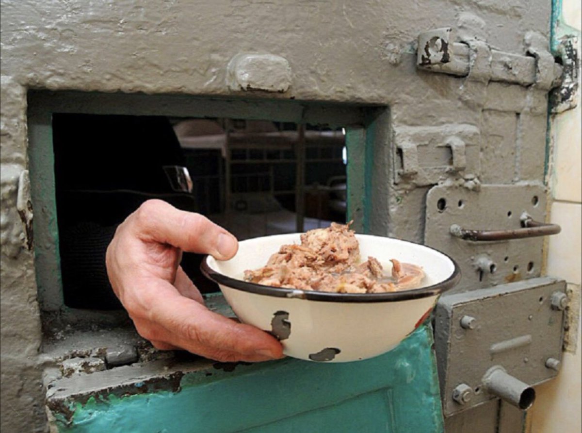 🖋Путеводитель по Калужской тюрьме

 «Калужский централ» на 600 арестантов рвет все шаблоны.

Самое отвратительное, что весь этот беспредел невозможно обжаловать. Твои обращения в надзорные органы вскрываются оперативниками, а затем тебя вызывают на беседу о недопустимости жалоб.