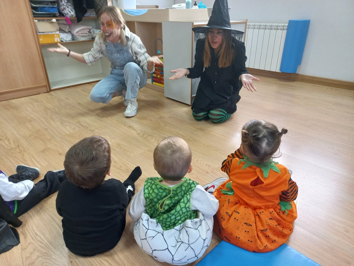 ColegiosZola's tweet photo. 👻En los #ColegiosZola estamos viviendo un #Halloween en el que los más mayores están haciendo actividades para los más pequeños. ¡Feliz y terrorífico #Halloween2022! https://t.co/9gVYBFNzGD