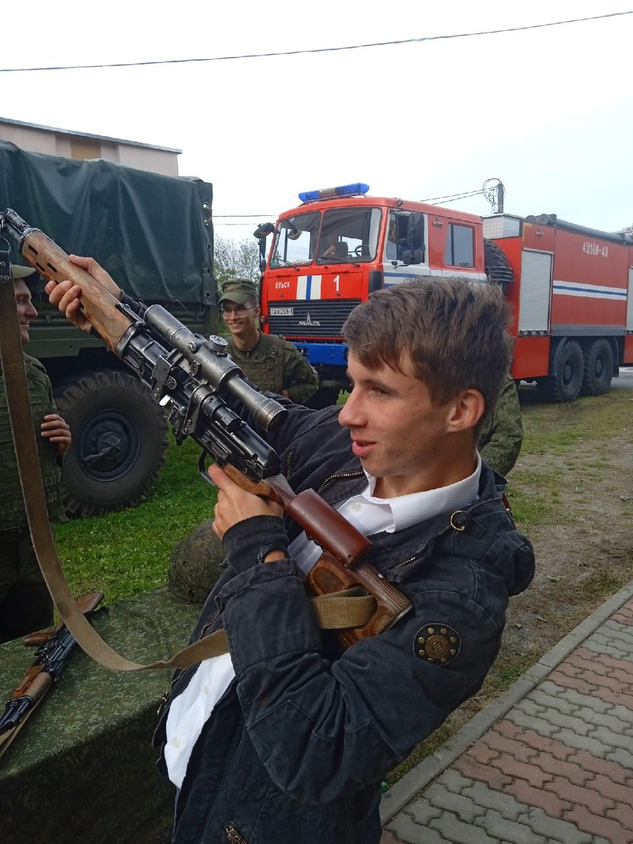 DesignChamber's tweet image. Сентябрь 2022. Приграничный г. Ельск возле Мозыря, «Белорусский федеральный округ» (ирония, но де-факто так и есть). Картина «Армия и дети». Уже практически все, как в Мордоре, только с местным картофельным колоритом. 
#Білорусь #Беларусь