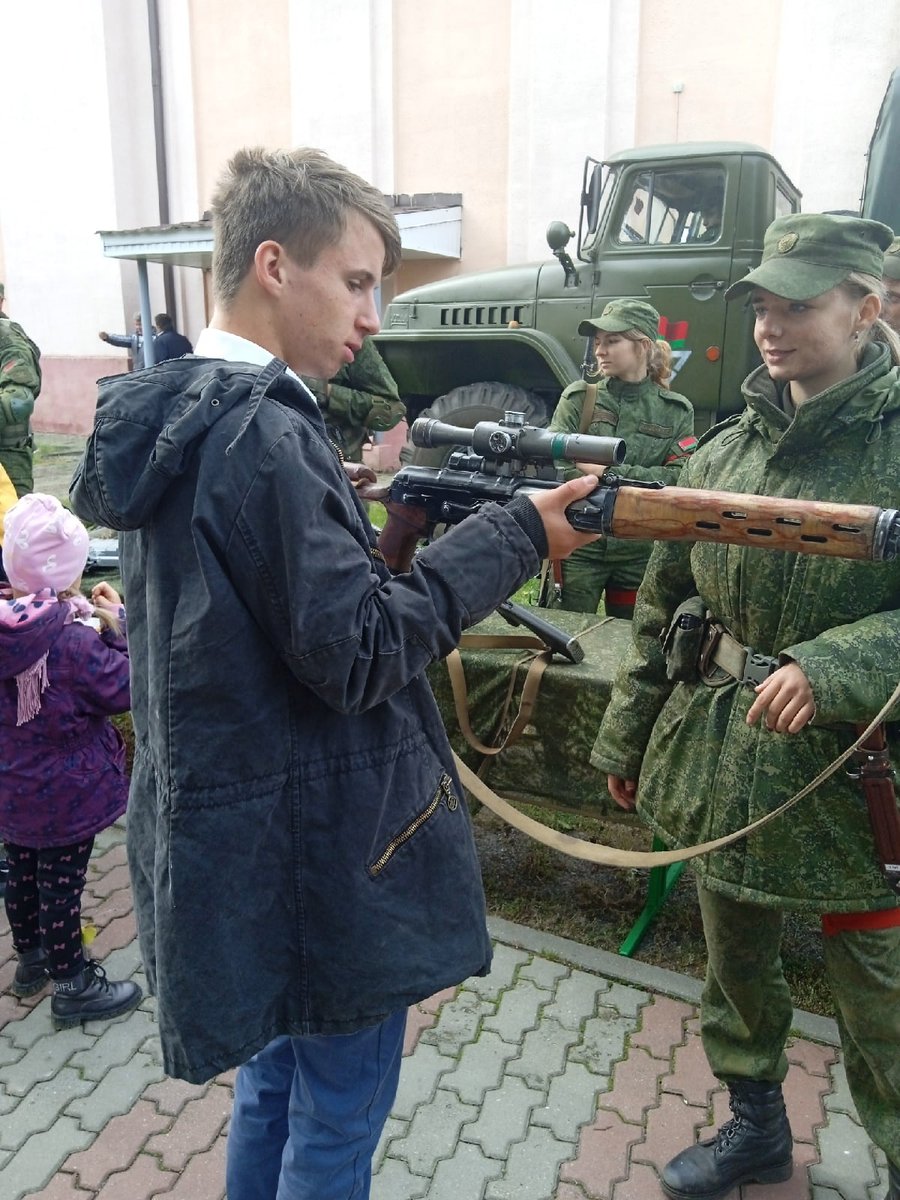 DesignChamber's tweet image. Сентябрь 2022. Приграничный г. Ельск возле Мозыря, «Белорусский федеральный округ» (ирония, но де-факто так и есть). Картина «Армия и дети». Уже практически все, как в Мордоре, только с местным картофельным колоритом. 
#Білорусь #Беларусь