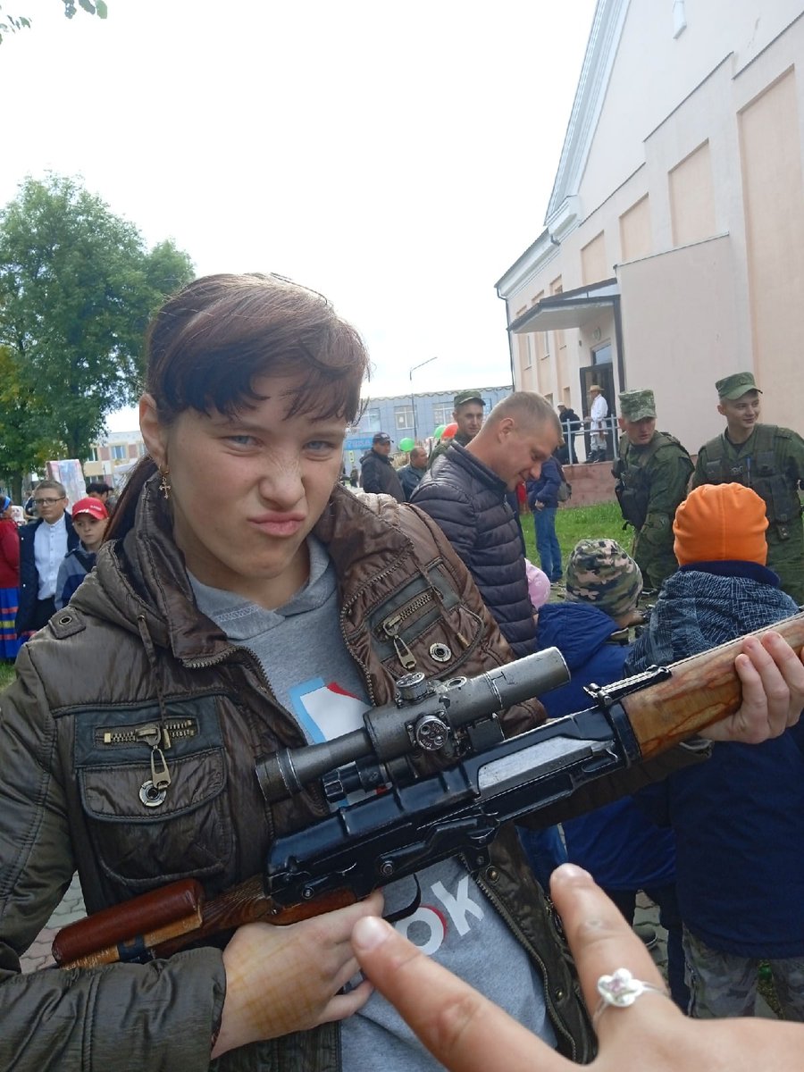 DesignChamber's tweet image. Сентябрь 2022. Приграничный г. Ельск возле Мозыря, «Белорусский федеральный округ» (ирония, но де-факто так и есть). Картина «Армия и дети». Уже практически все, как в Мордоре, только с местным картофельным колоритом. 
#Білорусь #Беларусь