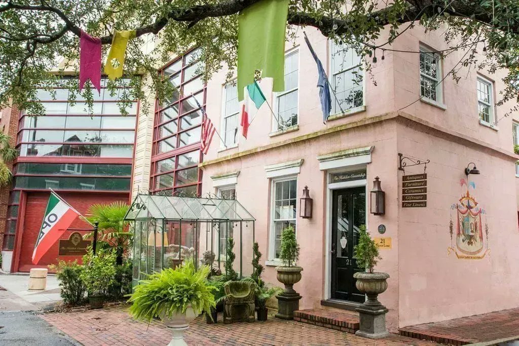 The cutest stores and the best restaurants in #Charleston! ♥ buff.ly/2RWOUv8 #travelbloggers #travel @BBlogRT #bloggerstribe