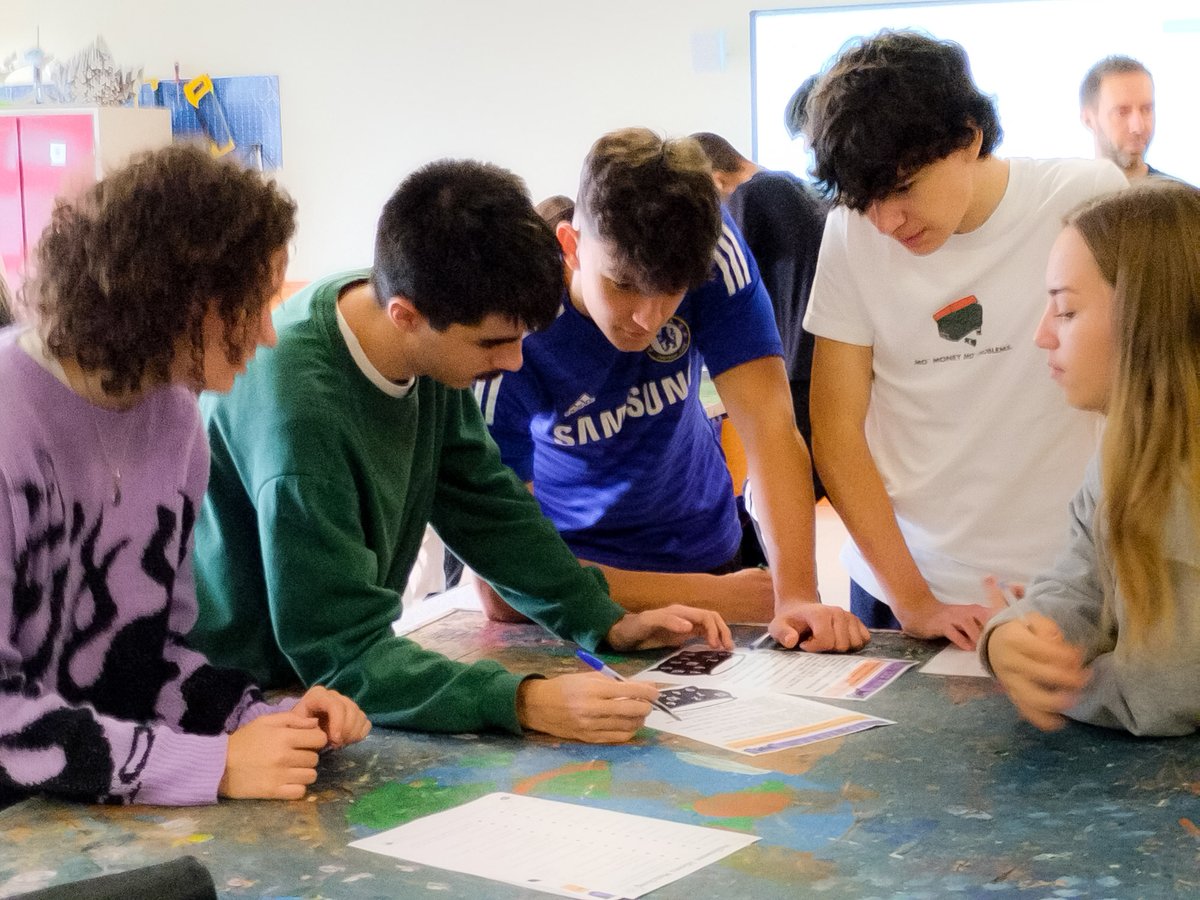 ColegioGaudem's tweet photo. Hoy l@s alumn@s de 2º de #Bachillerato han realizado la actividad "Working on #Halloween stations" 🎃👻

Have a happy Halloween! 😊

#ColegioGaudem > #UnProyectoSingular en #Madrid #Barajas https://t.co/lKUIl6fP3b