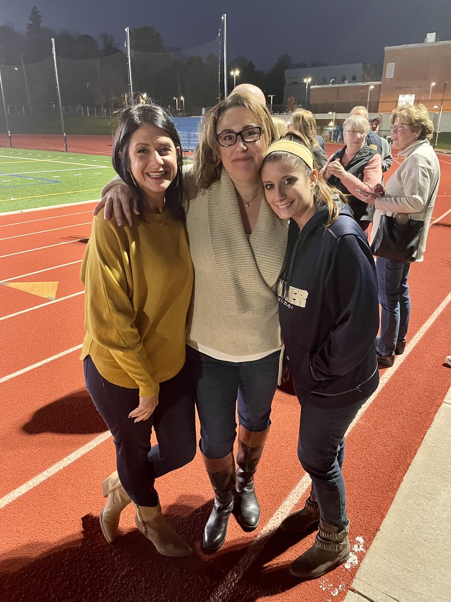nicolemfoster4's tweet photo. So honored to be recognized as a Hometown Hero, nominated by senior player Kevin Acosta. I am so humbled, and am so grateful for you ALL and our Platt family! Go Panthers!! 💙💛@PlattPantherFB @Platt_Athletics @dancorsetti @grkenyon @BethMckie4 @CoachWolfer @MissMarisaVolo https://t.co/OovyBP2biX