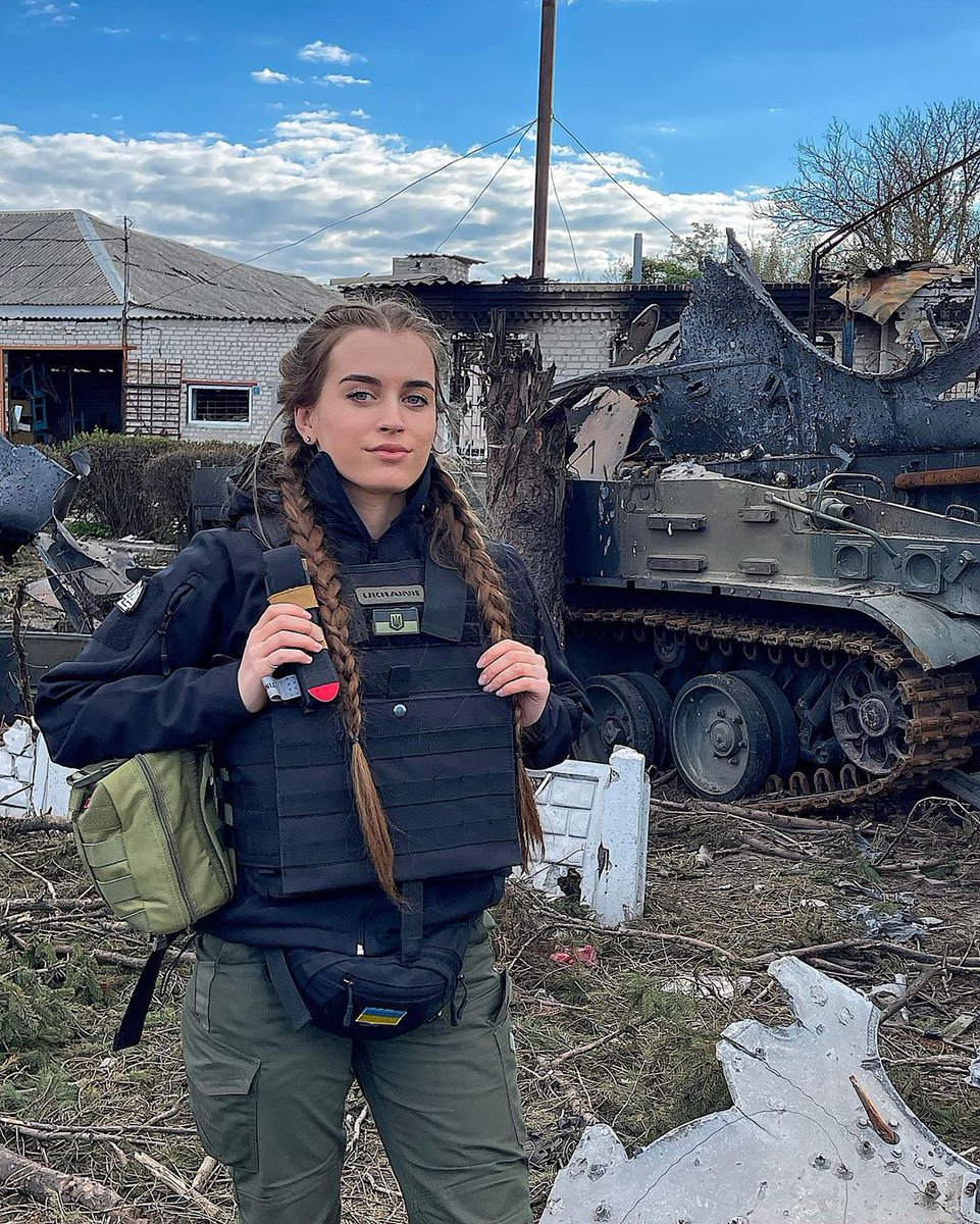 DesignChamber's tweet image. Харківська область, Куп’янськ-Вузловий. Підбита БМП-3 російських терористів. 
Дівчина яка гарна!