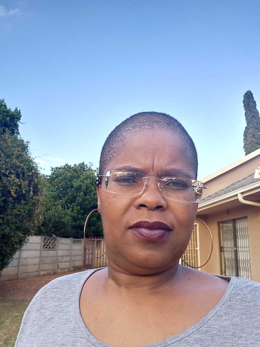 SindiHlubi's tweet photo. @KayaOnAir @andymaqondwana FeelgoodFridaywithAndyMaq enjoyong the show as usual... ndifake i lipstick kaloku https://t.co/rvZHB31iRc